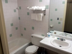Double Queen Suite Non-Smoking | Salle de bain | Ensemble baignoire-douche, séchoir à cheveux, serviettes fournies