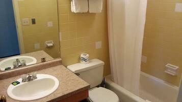 Single King Suite Non-Smoking | Kamar mandi | Kombinasi shower/bathtub, pengering rambut, dan handuk