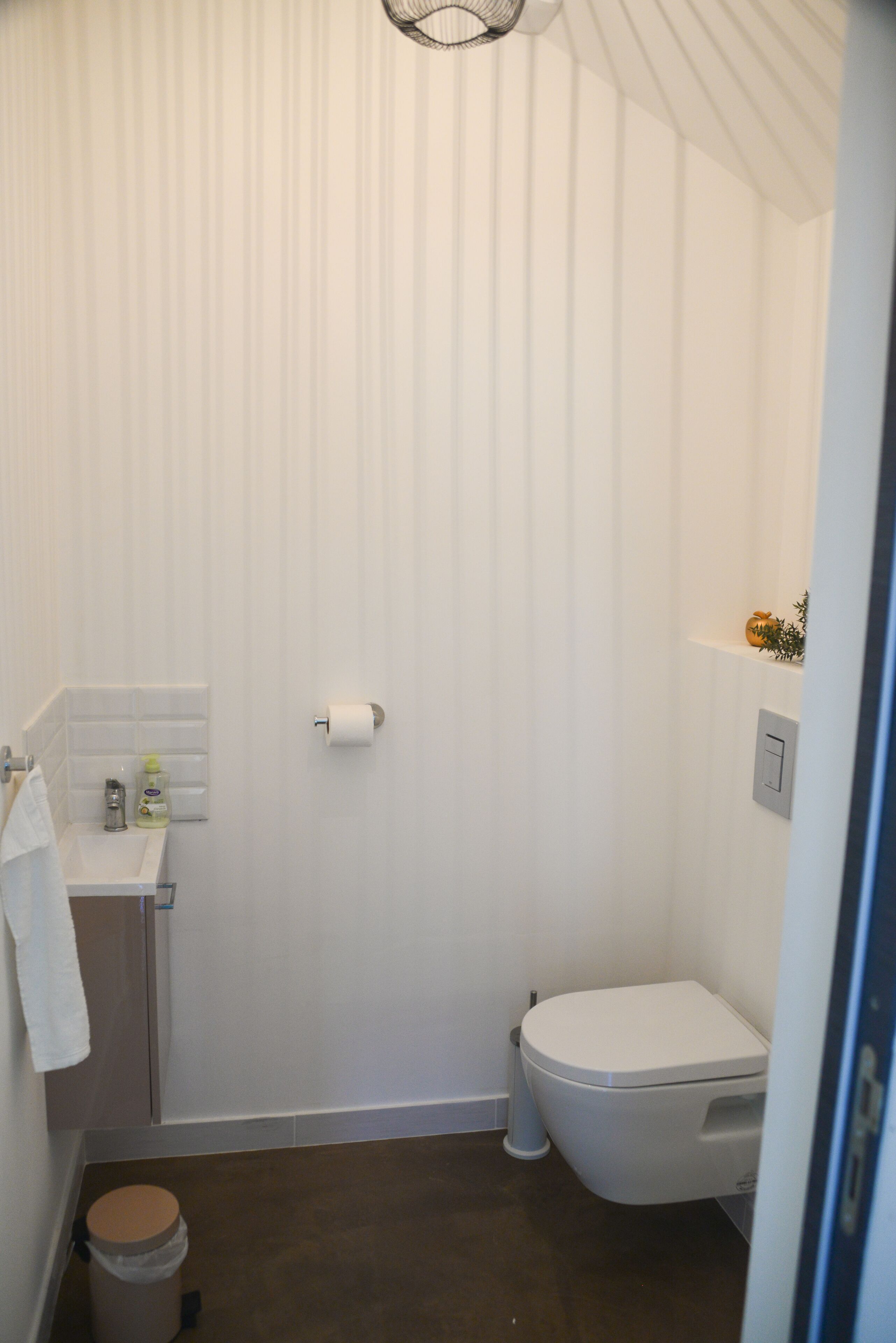 Ein Badezimmer mit Toilette, Waschbecken und Duschvorhang.