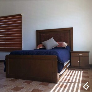 أغطية فراش متميزة وألحفة محشوة بالريش ومكتب ومساحة عمل للكمبيوتر المحمول