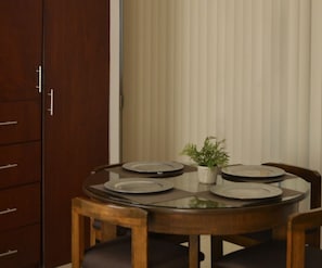 1 Schlafzimmer, hochwertige Bettwaren, Daunenbettdecken, Schreibtisch