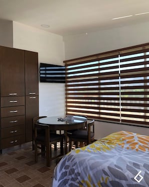 1 Schlafzimmer, hochwertige Bettwaren, Daunenbettdecken, Schreibtisch