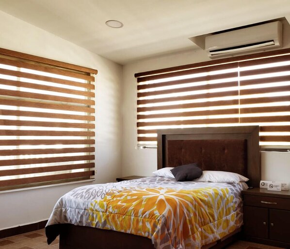 أغطية فراش متميزة وألحفة محشوة بالريش ومكتب ومساحة عمل للكمبيوتر المحمول