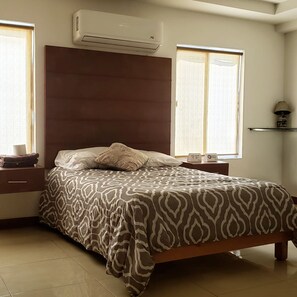 Exclusive Studio Suite | Premium bedding, down comforters, desk, laptop workspace - Departamentos Bonsai (Torreón)