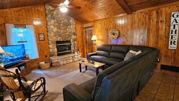 Älytelevisio, takka, DVD-soitin, videokirjasto