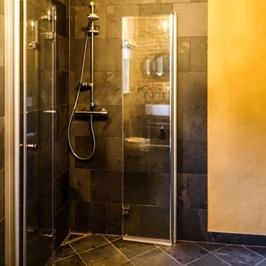 Shower, hair dryer, towels, soap - Gänsetrappe - romantic dreamy holiday home with land for single use (Ballenstedt)