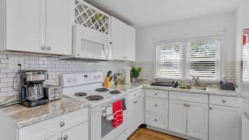 Frigorífico, microondas, placa de cocina y cafetera o tetera