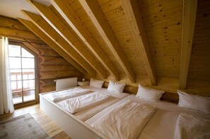 6 bedrooms, desk, iron/ironing board, WiFi