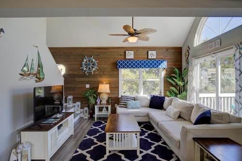 "Always Sunny" Beautifully Remodeled Home, Quick Walk to Beach