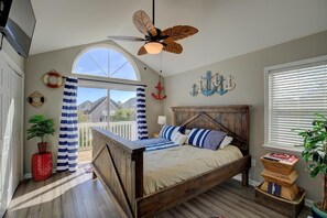 4 bedrooms, WiFi, bed sheets - "Always Sunny" Beautifully Remodeled Home, Quick Walk to Beach (Holly Ridge)