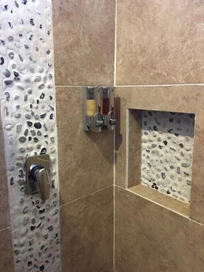 Shower, free toiletries - Hotel La Casa del Capi   (Isla Holbox)