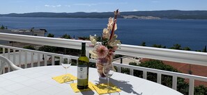 Outdoor dining - Apartment 5 with pool and amazing sea view (Lokva Rogoznica)