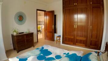 1 slaapkamer, een strijkplank/strijkijzer, gratis wifi, beddengoed