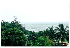A coastal landscape with dense greenery and a view of the sea. - Sunset Inn Guest House (Monrovia)