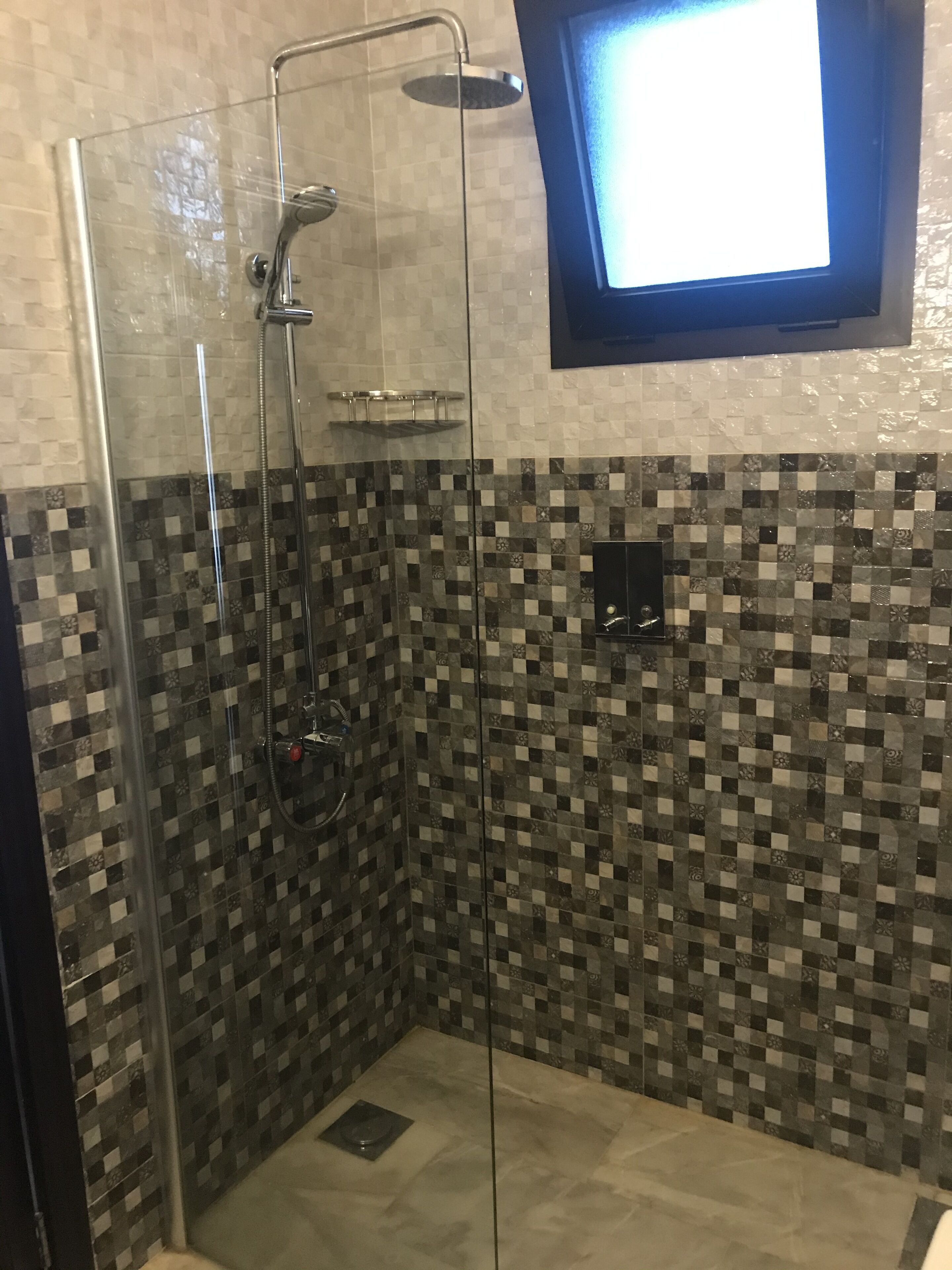 Dusche, kostenlose Toilettenartikel, Hausschuhe, Bidet