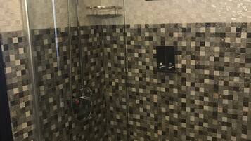 Dusche, kostenlose Toilettenartikel, Hausschuhe, Bidet