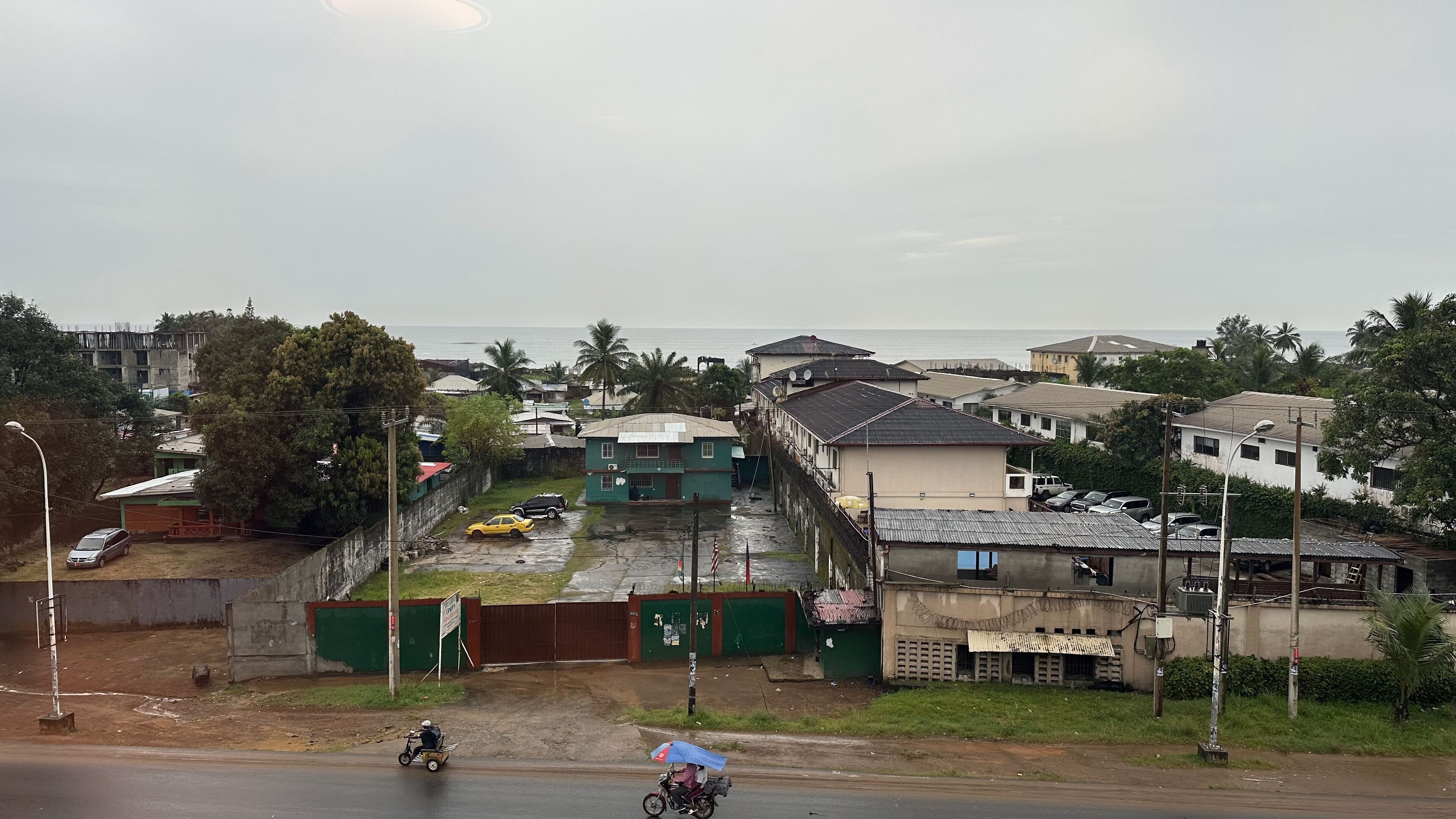 Playa privada en los alrededores, camastros y sombrillas 