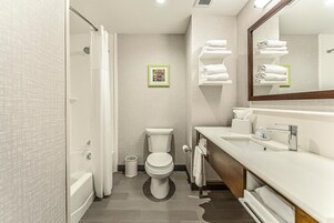 Habitación, 2 camas de matrimonio, frigorífico y microondas | Baño | Artículos de higiene personal gratuitos y toallas