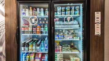 Dos máquinas expendedoras con una variedad de bebidas y aperitivos.