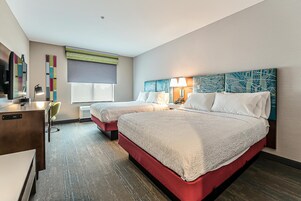 Tabla de planchar con plancha, wifi y ropa de cama