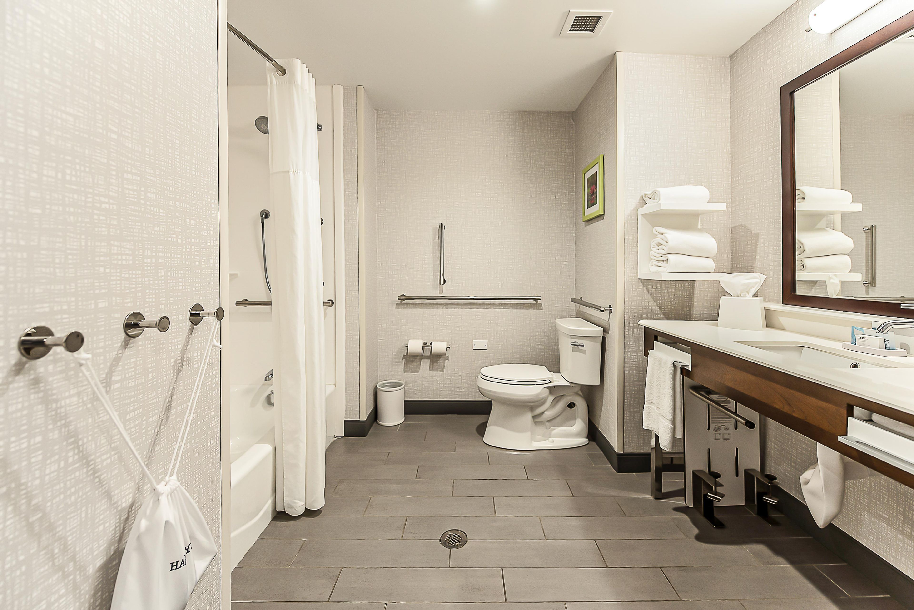 Ein modernes Badezimmer mit Dusche, Toilette und Waschbecken.