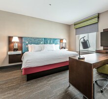 Tabla de planchar con plancha, wifi, ropa de cama