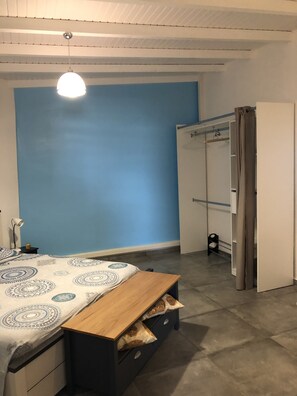 2 bedrooms, desk, soundproofing, iron/ironing board