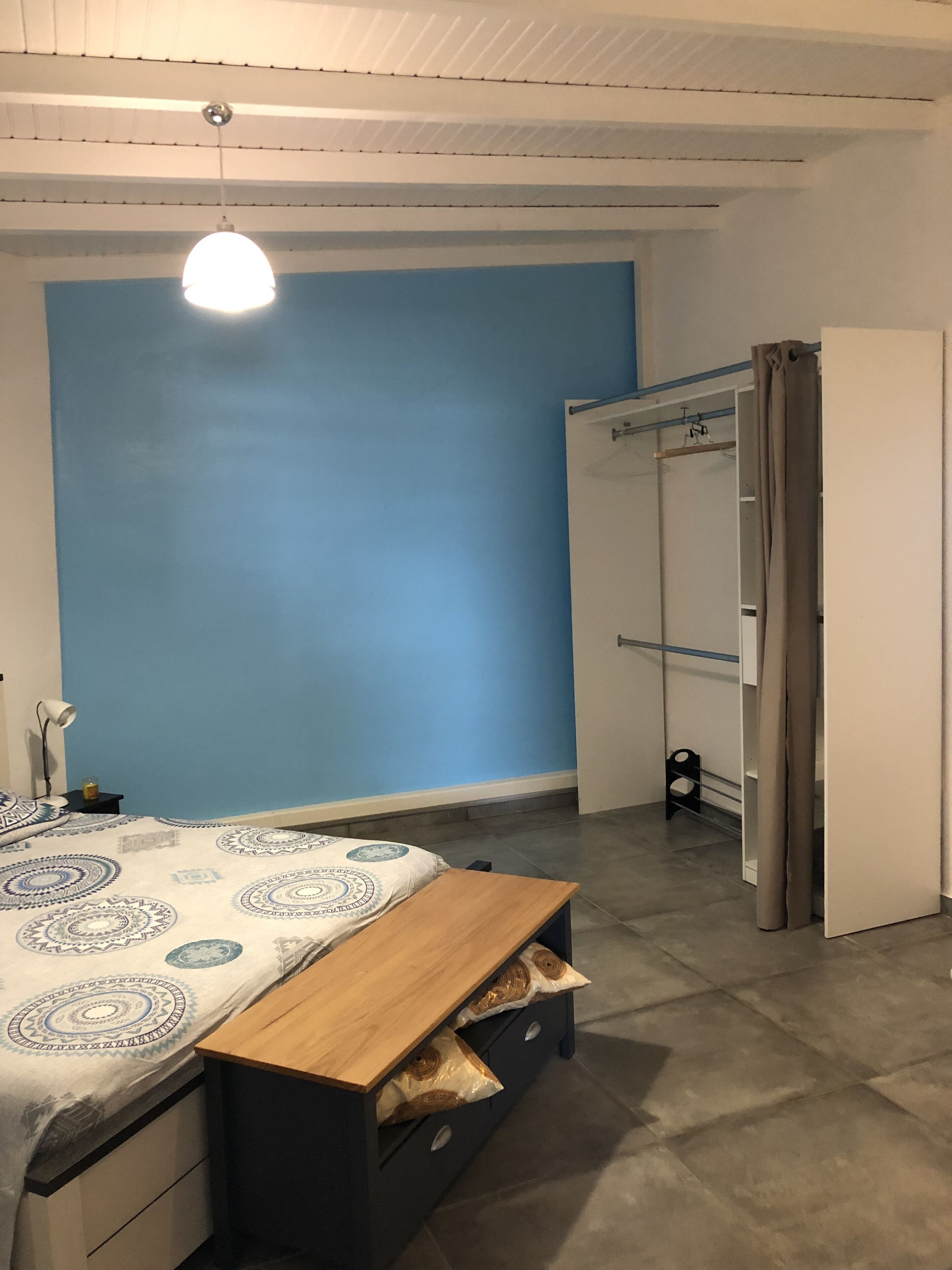 2 chambres, bureau, chambres insonorisées, fer et planche à repasser