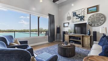 Deluxe Double Room | Living area | 45-inch TV with cable channels