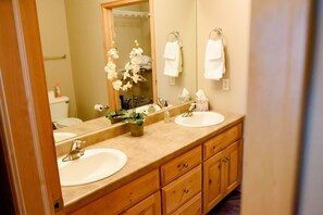 Kombinert dusj/badekar, hårføner, håndklær og såpe