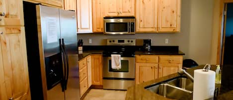 Geladeira, micro-ondas, fogão, cooktop