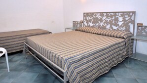 A room with two single beds, a small table, and a wall-mounted light fixture. - Residence a Palinuro ID 127 (Palinuro)