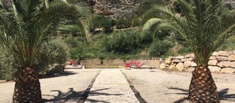 Hotel in area of outstanding beauty with pool and air conditioning