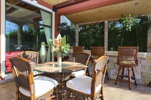 Outdoor dining - Casa Hauer (Sardinal)
