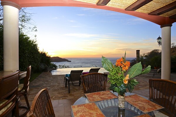 Outdoor dining - Casa Hauer (Sardinal)