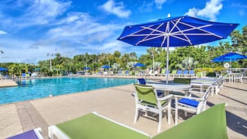 Een buitenzwembad en een verwarmd zwembad