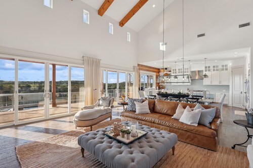 PK LakeTime: 6 Bedroom/ 4 Bath Home with Dock, pool/hot tub, and game room