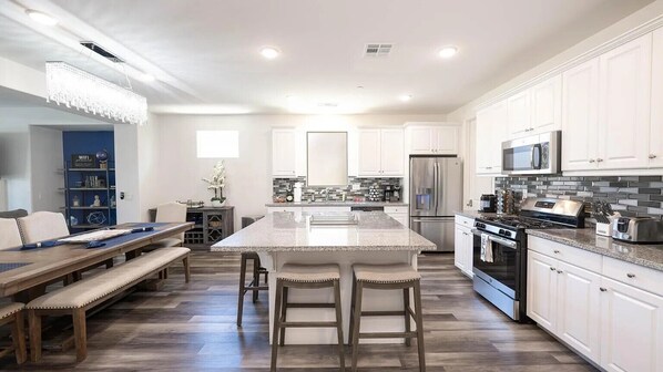 Refrigerador, microondas, horno y parrilla de estufa 