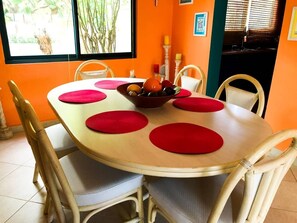 Dining - Fabulous 3-Bedroom condo close to everything! (Noord)
