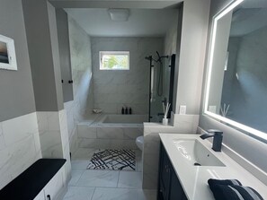 Combined shower/tub, hair dryer, towels, soap - Beautiful Pool-Hot Tub backyard/Steps to Beach (Destin)