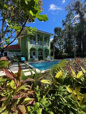 Piscina all'aperto, una piscina riscaldata