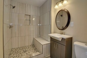 Ensemble douche/baignoire, papier toilette