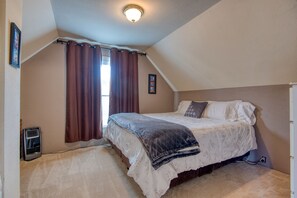 4 bedrooms, in-room safe, desk, iron/ironing board