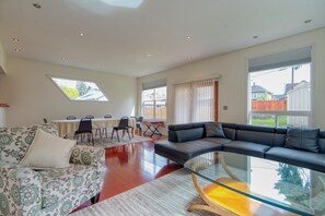 Een smart-tv, een kantoor en een printer