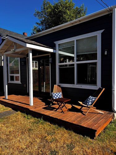 Very clean house with amazing park across the street and Japanese garden.