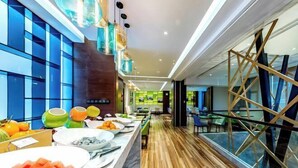 Eine moderne Hotelhalle mit einer langen Rezeption, einer Glastrennwand und einem Holzboden.