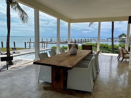 Beautiful Marina View Estate 