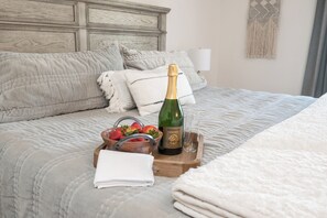 3 bedrooms, in-room safe, iron/ironing board, travel cot