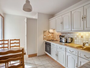 Fridge, microwave, oven, coffee/tea maker - Appartement Ribera - Welkeys (Annecy)