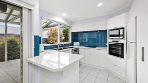 Jääkaappi, mikroaaltouuni, uuni, liesi